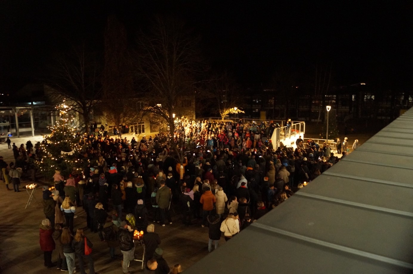 Singen unterm Weihnachtsbaum
